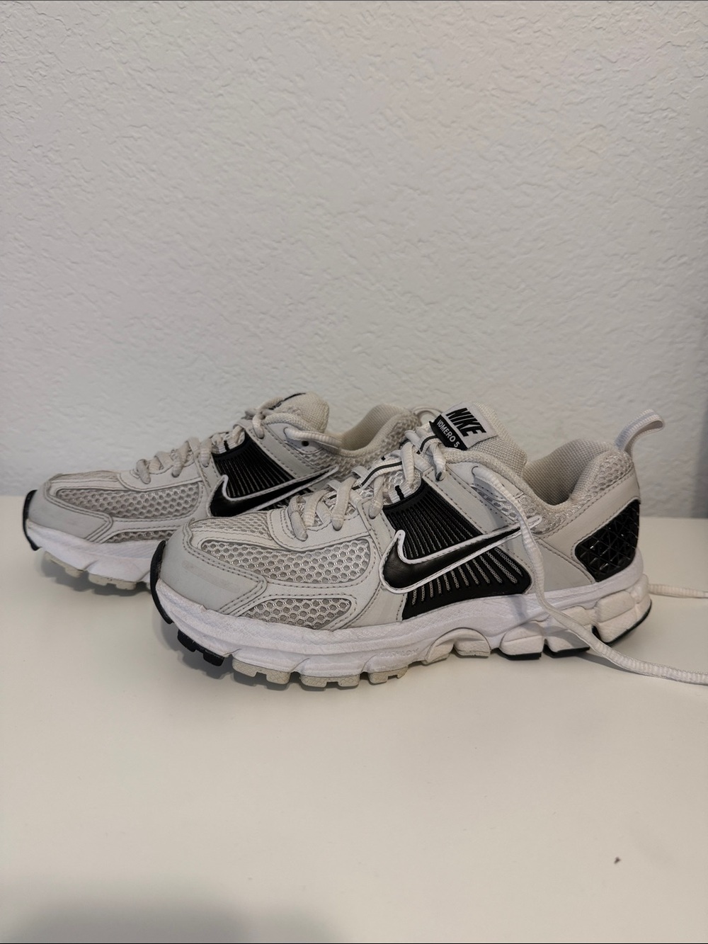 Nike Kids Zoom Vomero 5 - White, Gray & Black - Size 3Y